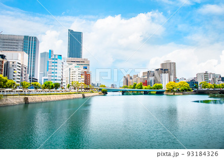 広島駅南側の川沿いのビル街です。学習塾ビル、京橋町、城南通り方面を展望していま。広島県 93184326