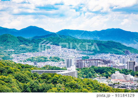 広島駅北側の二葉山山頂から広島市の東寄りの展望です。曙町、東山町、府中町や高速2号線が見えます。 93184329