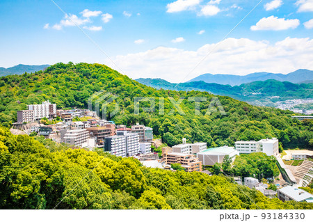 広島駅北側の二葉山山頂から広島市の東寄りの尾長町方面の展望です。緑一杯の尾長山中腹の団地が見えます。 広島駅北側の二葉山山頂から広島市の東寄りの尾長町方面の展望です。緑一杯の尾長山中腹の団地が見えます。 93184330