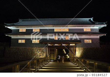 石川県金沢市　夜の金沢城公園　鼠多門と鼠多門橋 93184527