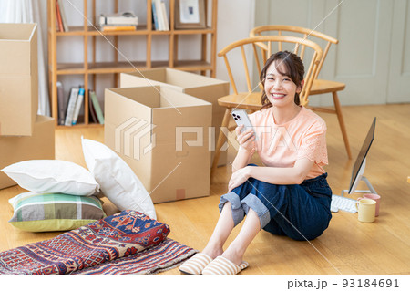 荷造りする若い女性 93184691