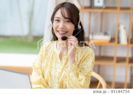 在宅で仕事するオペレーターの若い女性 93184750