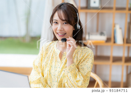 在宅で仕事するオペレーターの若い女性 在宅で仕事するオペレーターの若い女性 93184751