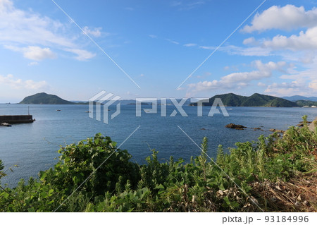 和歌山県日高郡由良町の白崎海洋公園への坂から見た小引漁港入り口付近の遠景 和歌山県日高郡由良町の白崎海洋公園への坂から見た小引漁港入り口付近の遠景 93184996