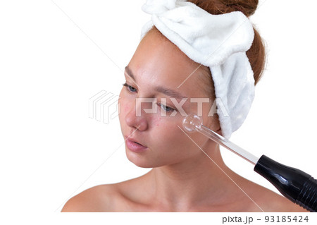 Woman without make up with acne holding darsonval Woman without make up with acne holding darsonval 93185424