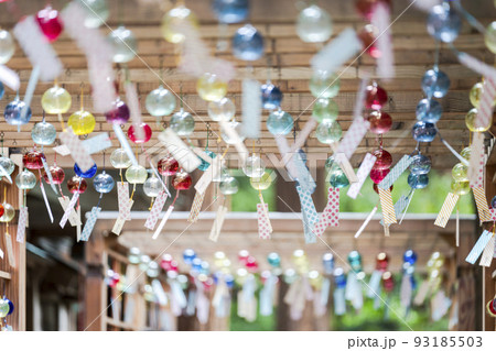 夏の熊野神社(熊野大社)の風景　風鈴の飾り「かなで」　山形県南陽市 93185503