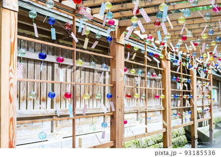 夏の熊野神社(熊野大社)の風景 風鈴の飾り「かなで」 山形県南陽市 夏の熊野神社(熊野大社)の風景 風鈴の飾り「かなで」 山形県南陽市 93185536