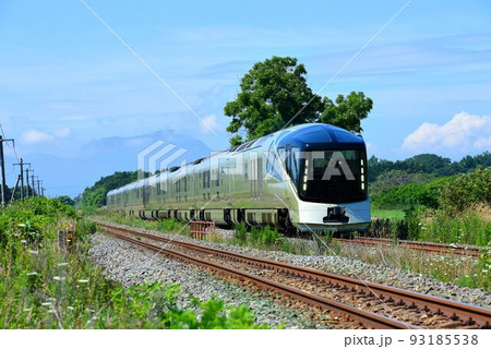 TRAIN SUITE 四季島 有珠山を背景に 室蘭本線を行く TRAIN SUITE 四季島 有珠山を背景に 室蘭本線を行く 93185538