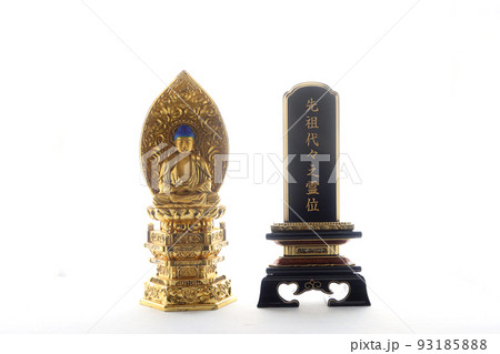 先祖代々と彫られた位牌とお釈迦様の仏像 お盆のイメージ3 93185888