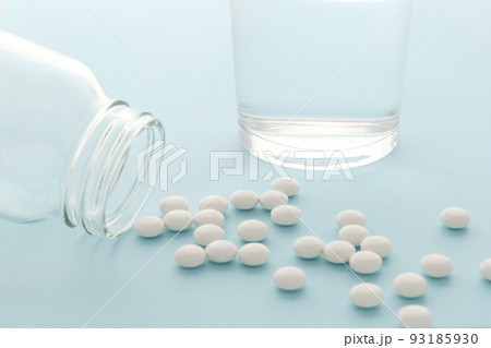病院で処方された薬と錠剤を飲むためのコップと水 服用のイメージ1 93185930