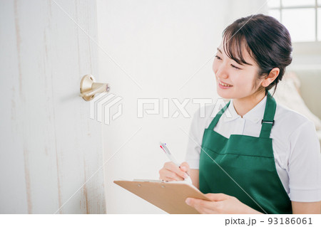 ドアノブをチェックする女性 ドアノブをチェックする女性 93186061