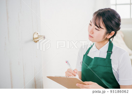 ドアノブをチェックする女性（困る） 93186062