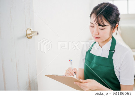 ドアノブをチェックする女性(困る) ドアノブをチェックする女性(困る) 93186065