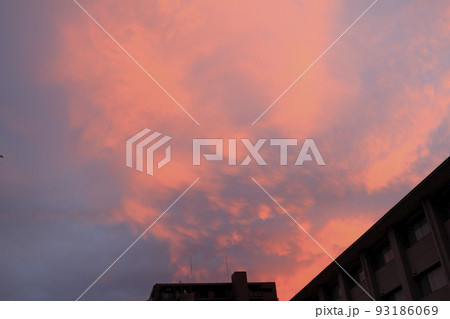 建物の上に広がる夕焼け空 建物の上に広がる夕焼け空 93186069