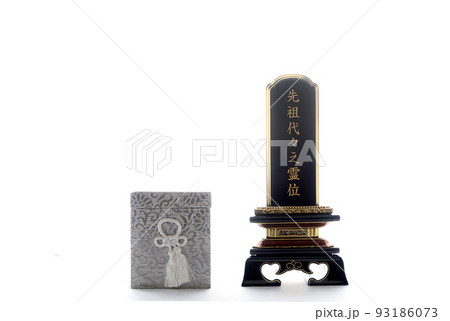 先祖代々と彫られた位牌と骨壺 弔いのイメージ 先祖代々と彫られた位牌と骨壺 弔いのイメージ 93186073