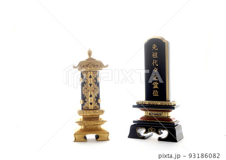 先祖代々と彫られた位牌と繰り出し位牌 弔いのイメージ1 93186082