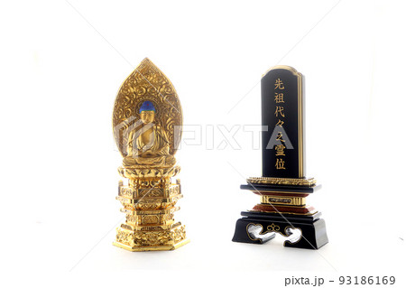 先祖代々と彫られた位牌とお釈迦様の仏像 初盆のイメージ3 93186169