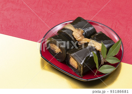 おせち料理その8_赤皿の昆布巻き_背景赤と金 93186681