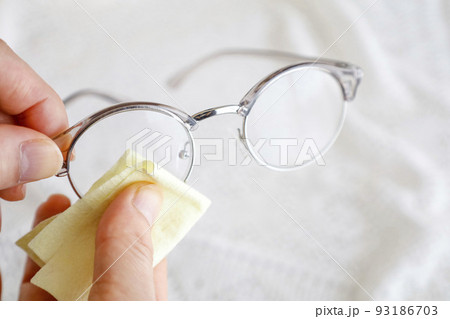 眼鏡を拭く 眼鏡を拭く 93186703