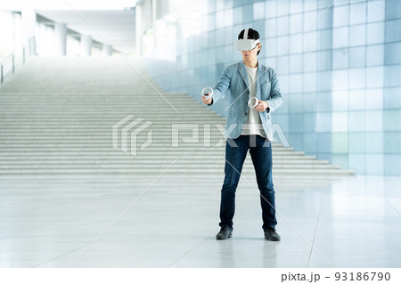 VRで仮想現実を体験する男性 VRで仮想現実を体験する男性 93186790