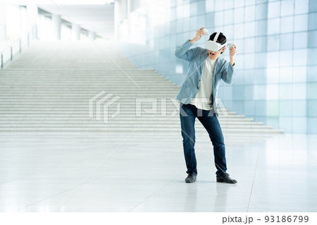 VRで仮想現実を体験する男性 93186799