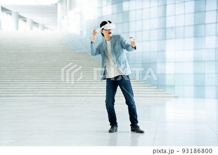 VRで仮想現実を体験する男性 93186800