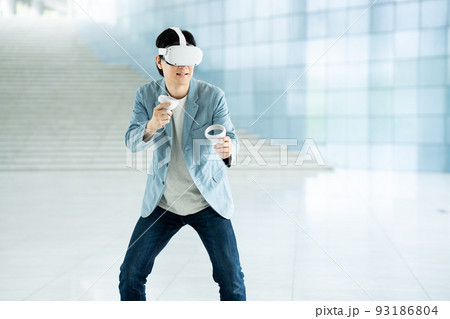 VRで仮想現実を体験する男性 VRで仮想現実を体験する男性 93186804