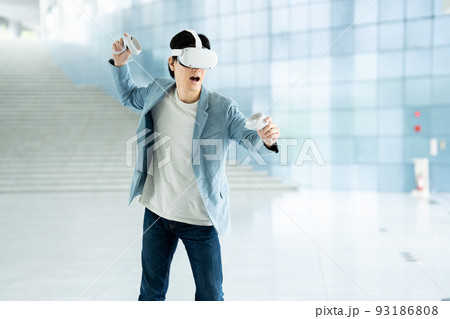 VRで仮想現実を体験する男性 93186808