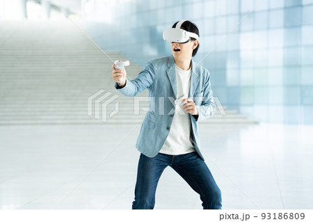 VRで仮想現実を体験する男性 VRで仮想現実を体験する男性 93186809
