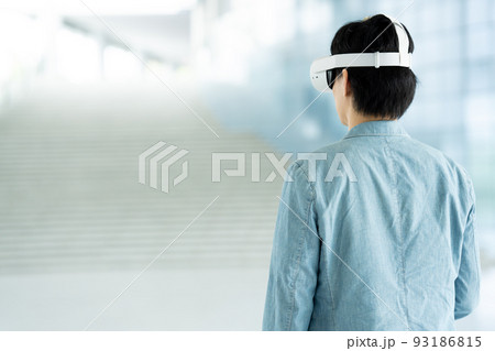 VRで仮想現実を体験する男性の後ろ姿 VRで仮想現実を体験する男性の後ろ姿 93186815