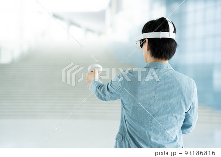 VRで仮想現実を体験する男性の後ろ姿 VRで仮想現実を体験する男性の後ろ姿 93186816