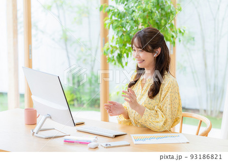 web会議する若い女性 93186821