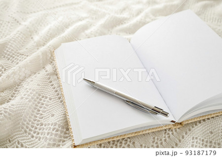 ナチュラルな表紙の手帳とペン ナチュラルな表紙の手帳とペン 93187179