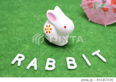 ウサギの置物とアルファベット（RABBIT) 93187336