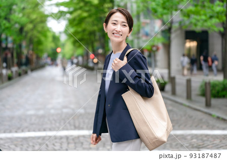 ビジネス 振り向く女性 ビジネス 振り向く女性 93187487