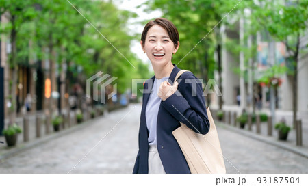 ビジネス　振り向く女性 93187504