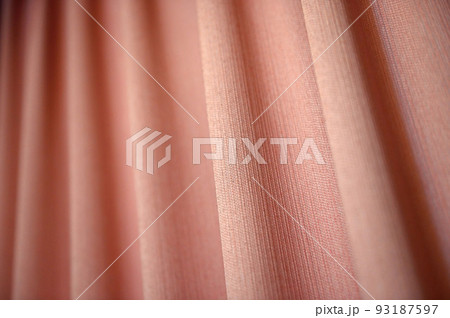 ピンクのカーテン ピンクのカーテン 93187597