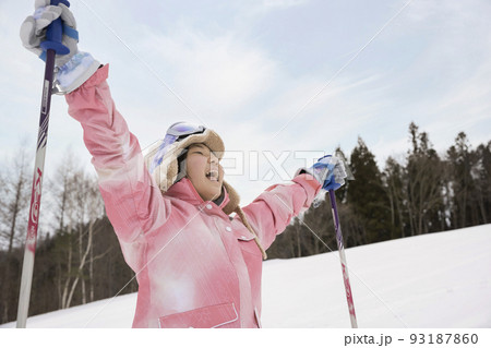 スキーをする小学生イメージ 93187860