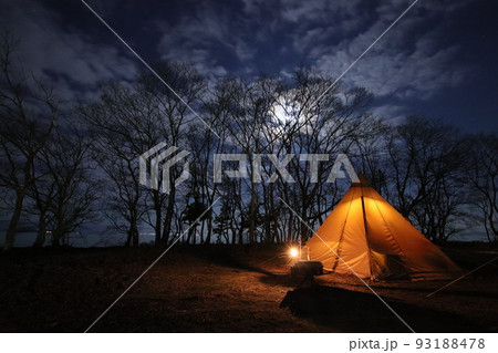 冬の湖畔キャンプ／月明かりの下のテント 93188478