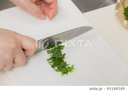 【巻いた大葉を千切りにし薬味を作る】 93188589