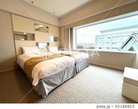 撮影で使われるホテルの客室 93188923