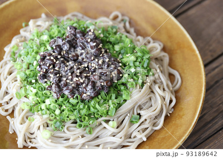ネギたっぷり黒豆の納豆蕎麦 冷たい蕎麦 ネギたっぷり黒豆の納豆蕎麦 冷たい蕎麦 93189642