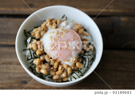 温泉たまごを乗せた小粒の納豆ご飯 温泉たまごを乗せた小粒の納豆ご飯 93189683