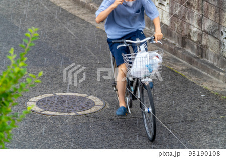 大雨　ずぶ濡れ　男性　自転車　線状降水帯　記録的短時間大雨情報 93190108