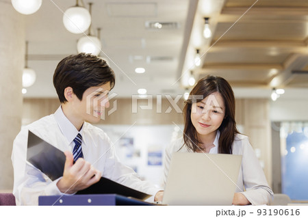 打合せをする男女　オフィス 93190616