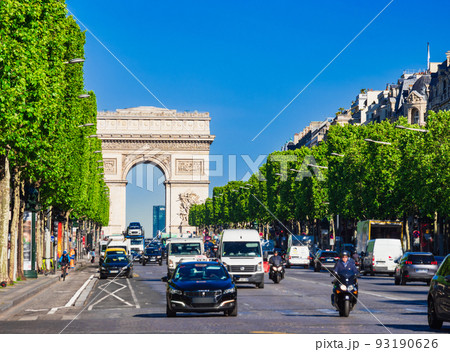 パリ　シャンゼリゼ通りと凱旋門　※一部ソフトフォーカス 93190626