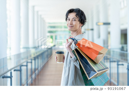 ショッピングモールでショッピングをする若い男性 ショッピングモールでショッピングをする若い男性 93191067