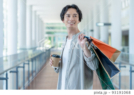 ショッピングモールでショッピングをする若い男性 93191068