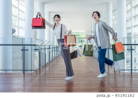ショッピングモールでショッピングをする若いカップル ショッピングモールでショッピングをする若いカップル 93191162