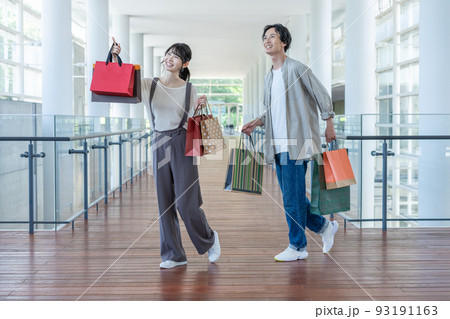 ショッピングモールでショッピングをする若いカップル ショッピングモールでショッピングをする若いカップル 93191163